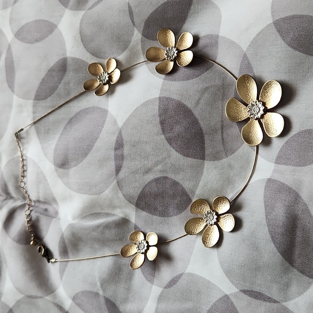 Floral metal and wire necklace, adjustable!